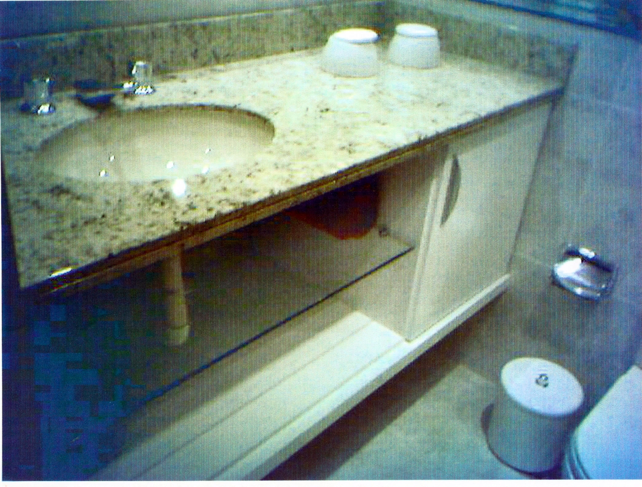<span>Armário de banheiro com prateleira de vidro</span>
