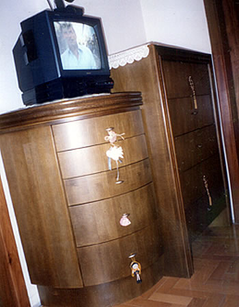 <span>Crido-mudo arredondado com tampo de madeira</span>
