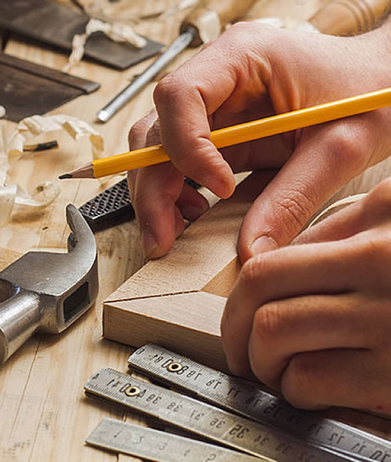 Mãos fabricando móveis